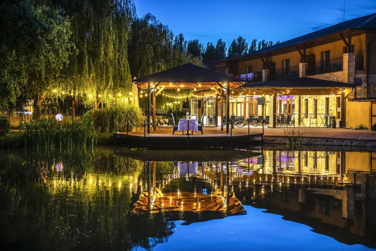 Session Hotel Рацкеве Экстерьер фото