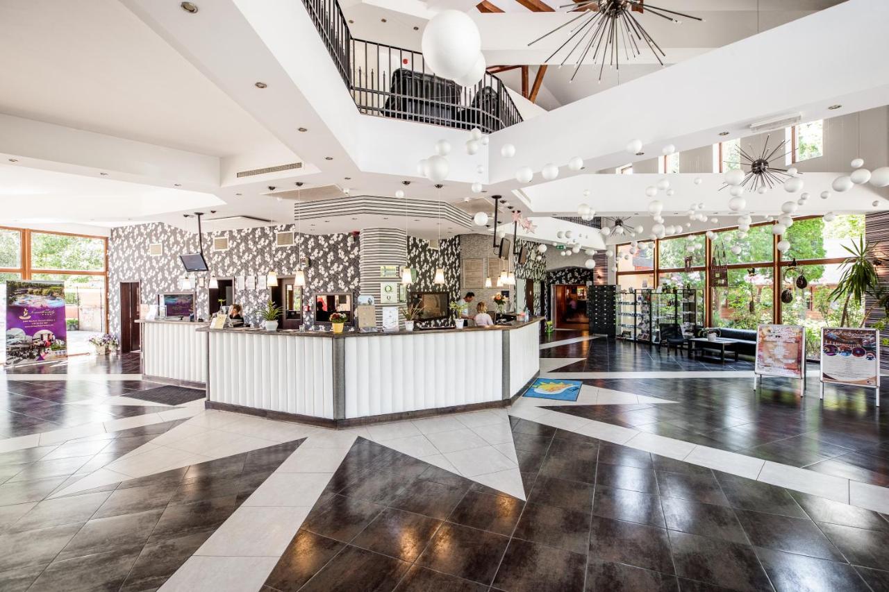 Session Hotel Рацкеве Экстерьер фото